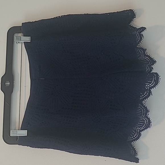 Trina Turk St. Lucia Laced Scalloped Dress Shorts in Navy Blue Size 4 - Picture 11 of 14